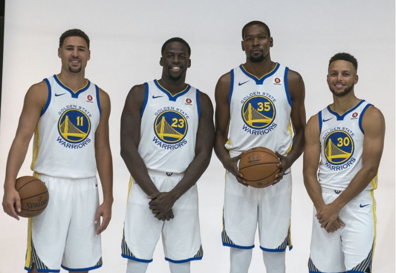 巴甲福塔莱萨门将在4名队友提醒下未注意身后对手，开球时遭抢断丢球（巴甲福塔莱萨门将忽略四队友提醒，开球被身后抢断致丢球）