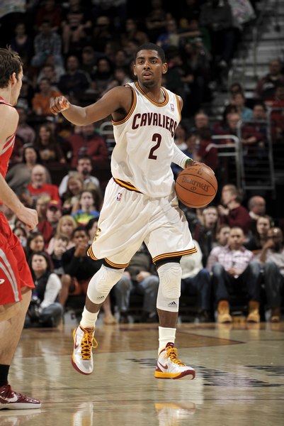 九人皇马主场输球，转播镜头拍到贝林辱骂四官：你XX的白痴（皇马仅剩9人主场失利，转播镜头疑捕捉贝林怒喷第四官员）