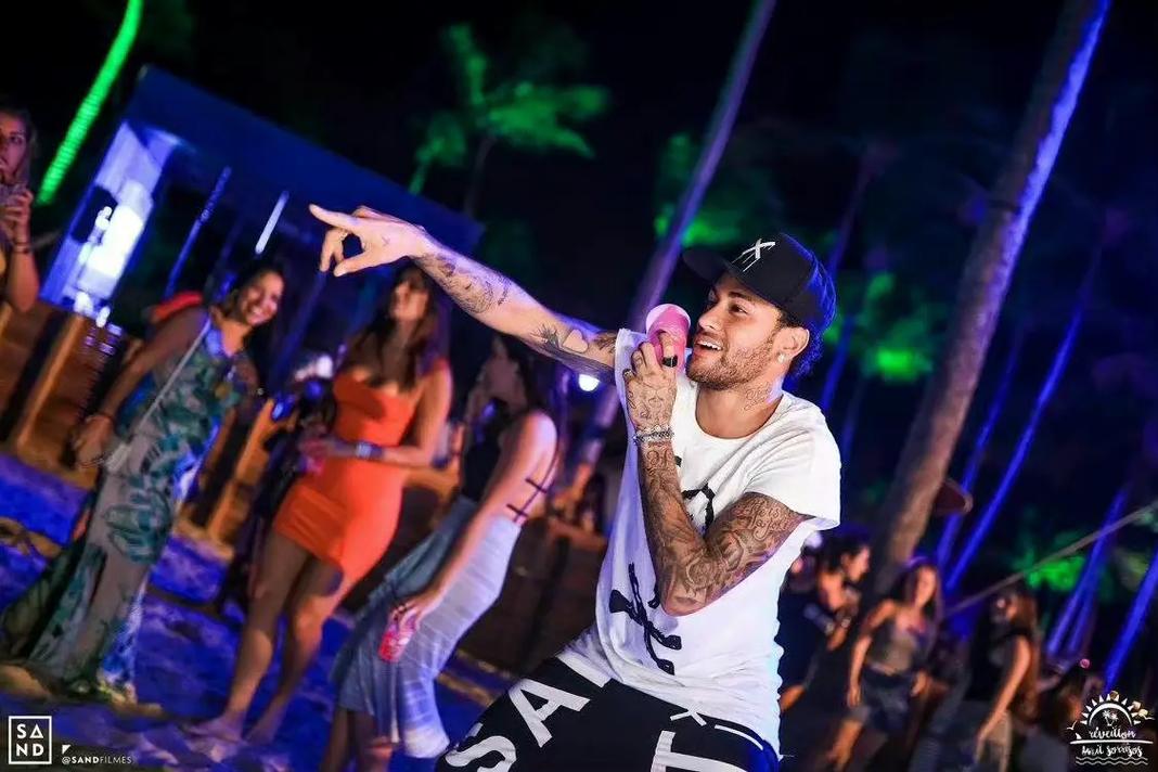 记者：佩德里已经参加球队合练，预计本周六能复出（记者：佩德里已随队合练，有望周六复出）