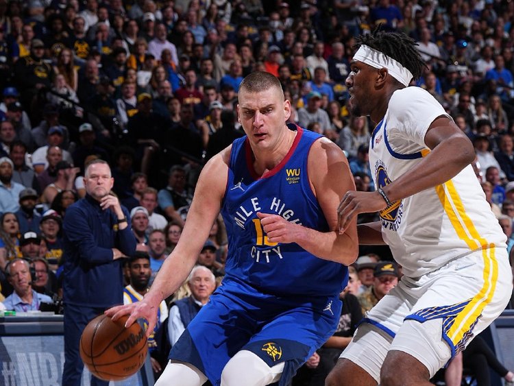 国脚中场精准传球，撕开对手防线（国脚中场精准直塞，穿透对手防线）