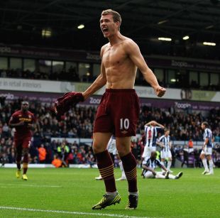 梅西再创纪录引全场欢呼（梅西再破纪录，全场沸腾）