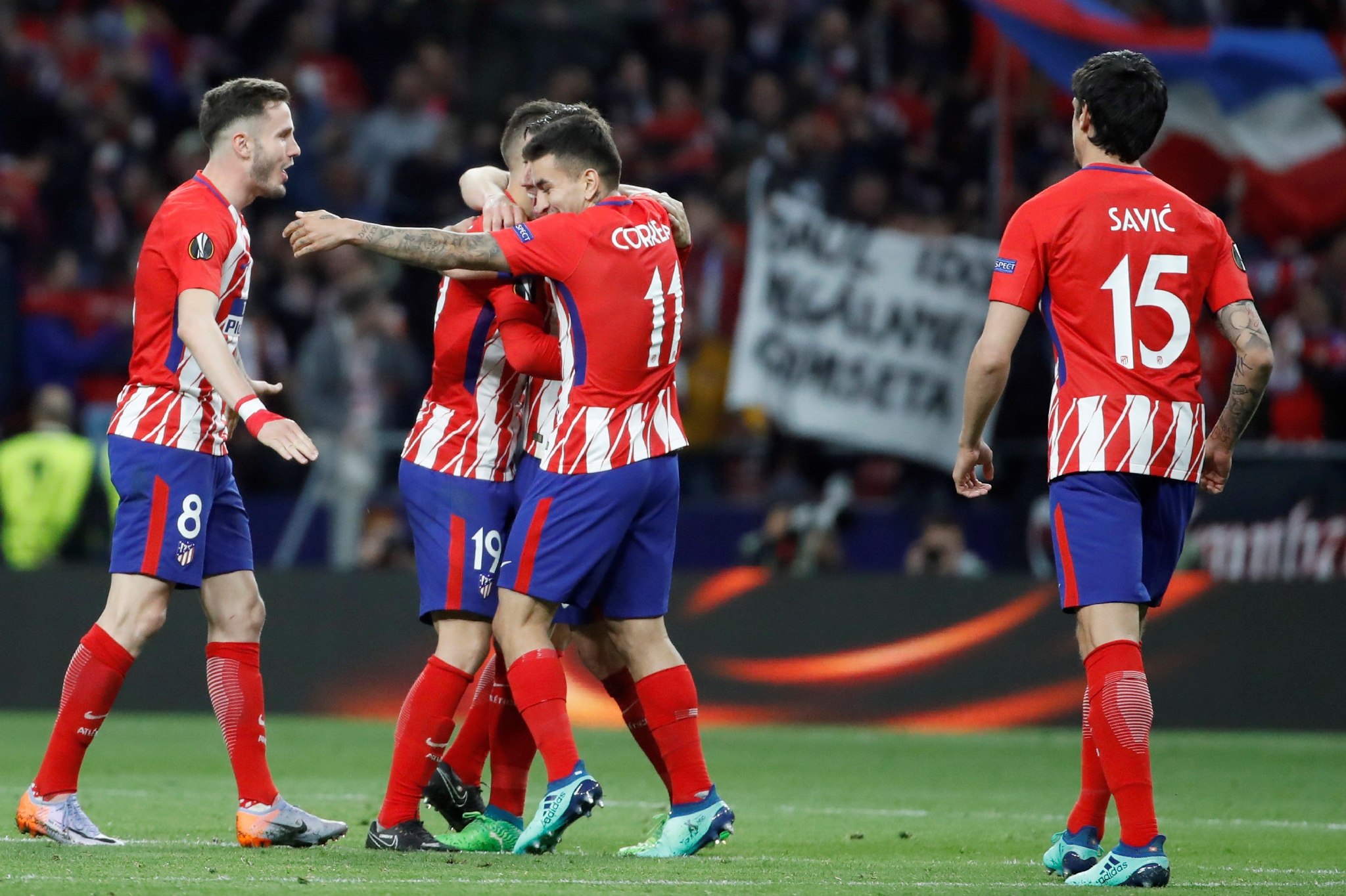 B费点球真的稳！稳稳骗过门将进球（B费点球稳健，轻松晃过门将破门）