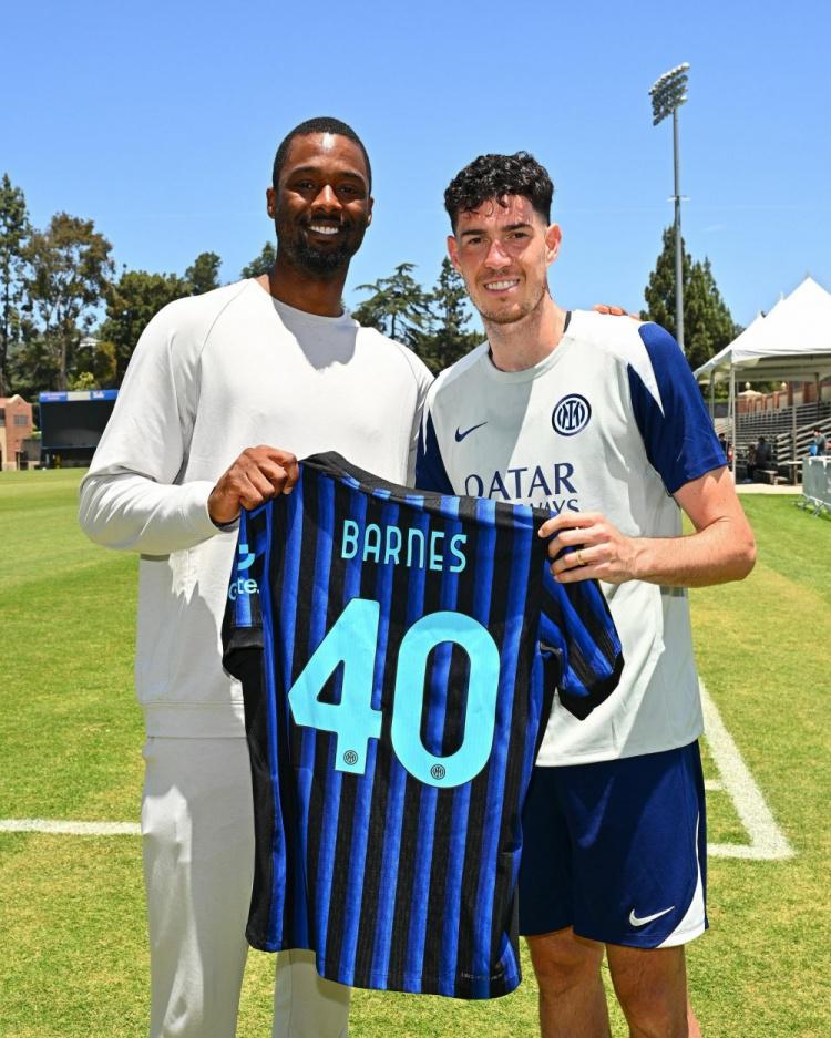 奥运冠军邓亚萍助阵 海南琼海健康乐跑开跑 以奔跑 致母爱（邓亚萍助力海南琼海健康乐跑鸣枪开跑 用奔跑致敬母爱）