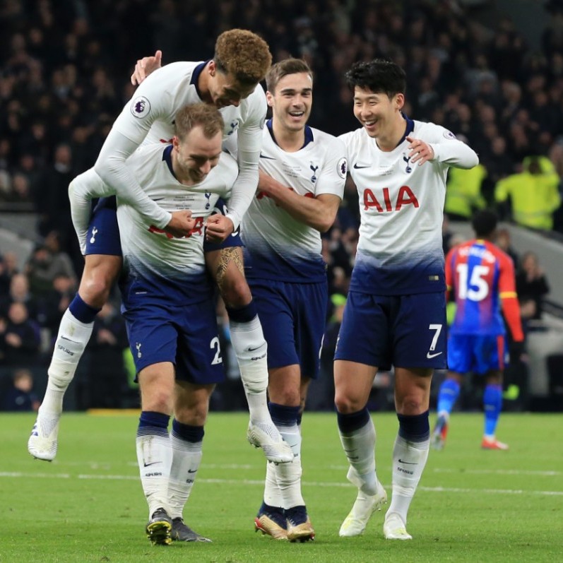 阿根廷国家队抵达安哥拉，大批球迷等候并高呼梅西名字（阿根廷国家队飞抵安哥拉，众多球迷迎候高喊梅西）