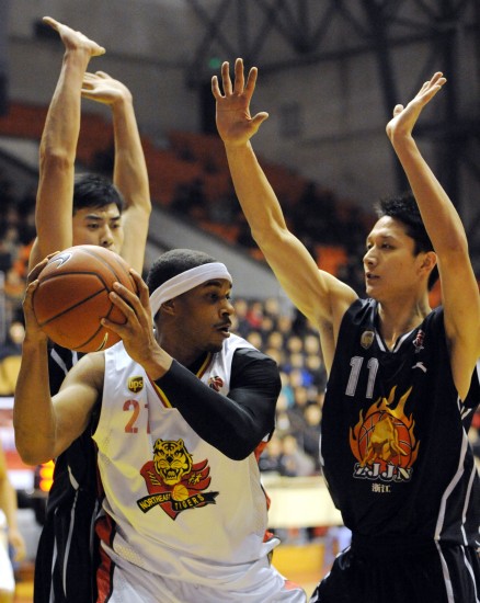 张伯伦代表阿森纳U21出战曼联U21，8年后再为枪手比赛（张伯伦披阿森纳U21战曼联U21，时隔8年再度为枪手登场）